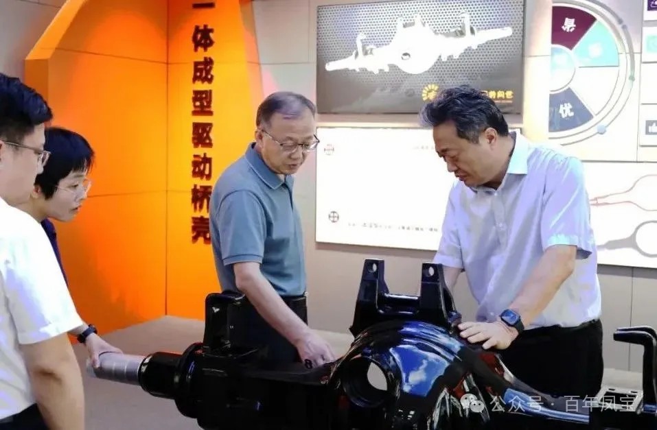 省发改委副主任万战伟到凤宝集团调研指导工作